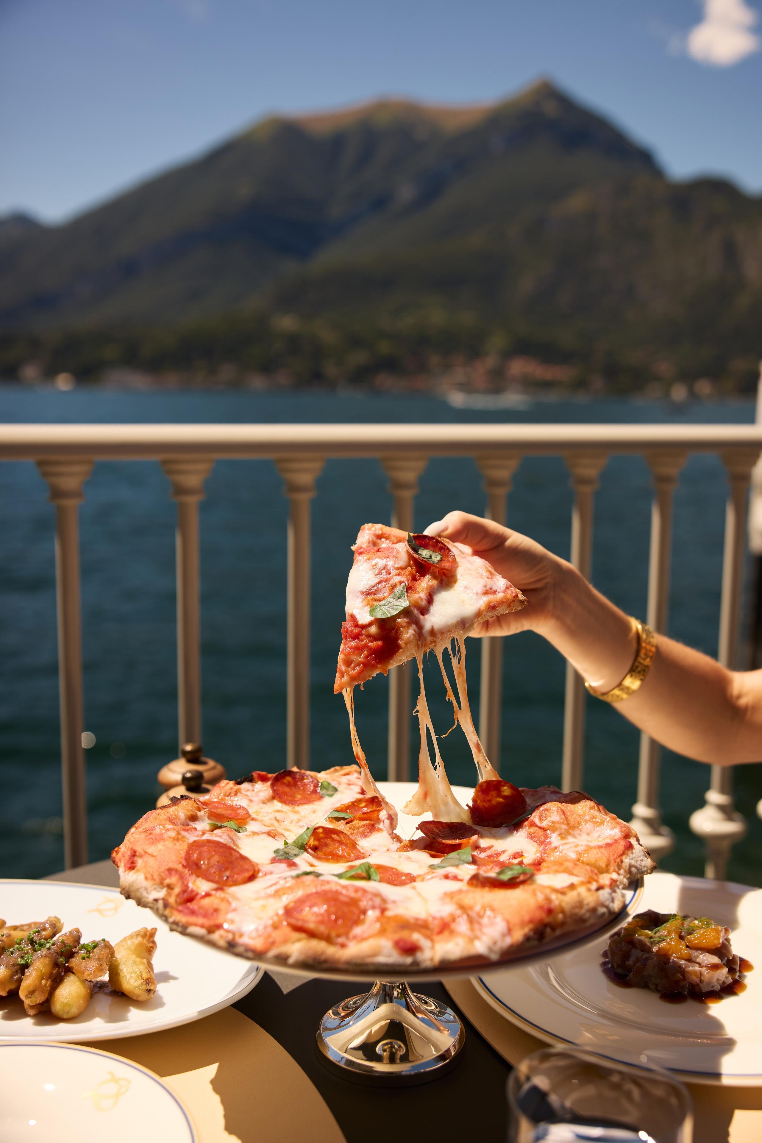 Pizza servita con vista sul Lago di Como